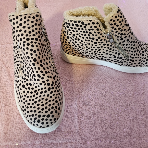 Cushionaire Shoes - Cushionaire animal print wedge bootie size 9
